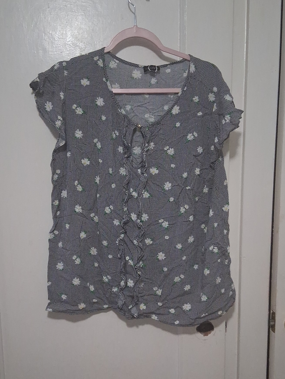 Black Top With White Lines And Flowers Pkus Size 3x Runs Small